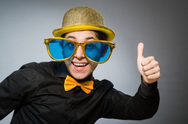 Antika şapkalı komik adam.