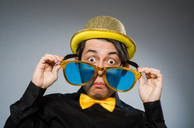 Antika şapkalı komik adam.