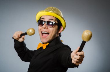 Karaoke konseptinde mikrofonlu komik adam