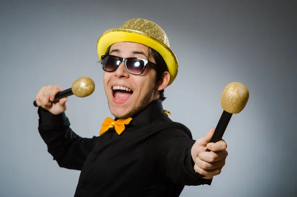 Karaoke konseptinde mikrofonlu komik adam — Stok fotoğraf