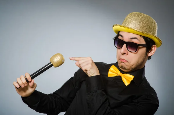 Lustiger Mann mit Mikrofon im Karaoke-Konzept — Stockfoto