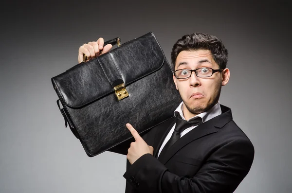 Geschäftsmann mit Handtasche gegen Grau — Stockfoto