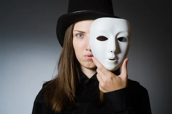 Žena s maskou v legračním pojetí — Stock fotografie