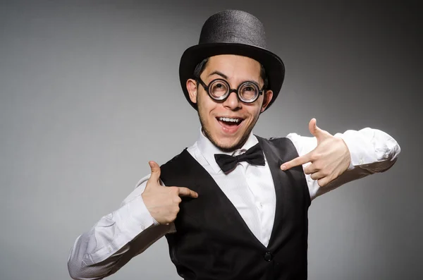 Hombre joven en chaleco negro clásico y sombrero contra gris — Foto de Stock