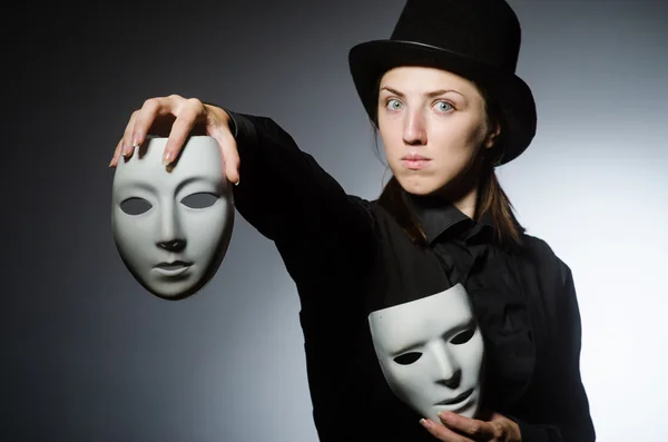 Kobieta z maską w zabawnej koncepcji — Zdjęcie stockowe