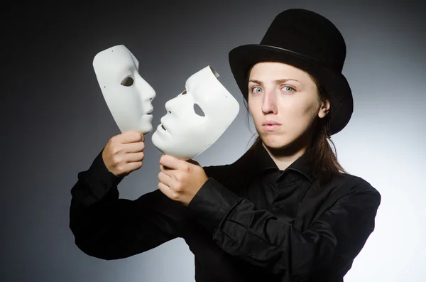 Kobieta z maską w zabawnej koncepcji — Zdjęcie stockowe