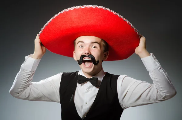 Person som bär sombrero hatt i roligt koncept — Stockfoto