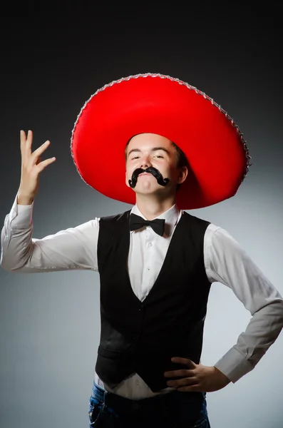 Person som bär sombrero hatt i roligt koncept — Stockfoto