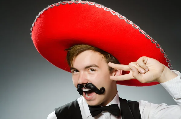 Person som bär sombrero hatt i roligt koncept — Stockfoto