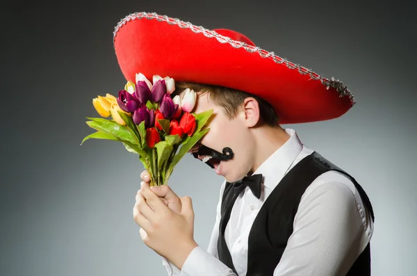 Persona che indossa cappello sombrero in concetto divertente — Foto Stock