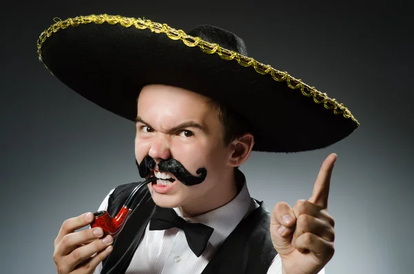 Person som bär sombrero hatt i roligt koncept — Stockfoto