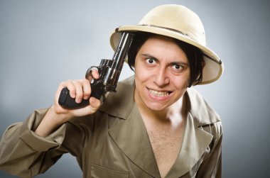 Safari şapkalı komik bir adam.