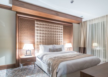 Modern içerikli bir otel odası.