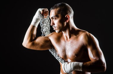 Kaslı adam metal zincir