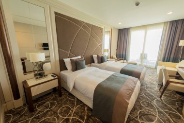 Modern içerikli bir otel odası.