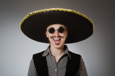 Şapka takan kişi komik bir konsept.