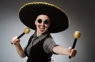 Şapka takan kişi komik bir konsept.