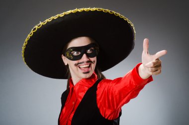 Şapka takan kişi komik bir konsept.