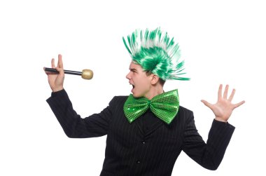 Mohawk saç stili komik bir adam.