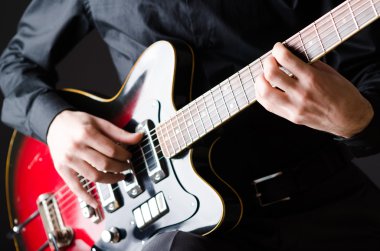 Konser sırasında gitarlı adam