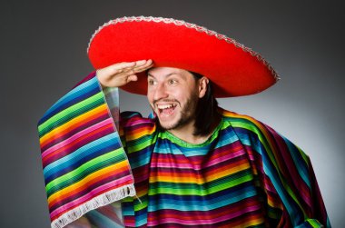 Şapka takan kişi komik bir konsept.