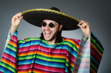 Komik Meksika giyen fötr şapka