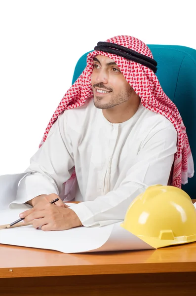 Арабский человек, работающий в офисе — стоковое фото