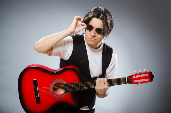 Guitarrista engraçado no conceito musical — Fotografia de Stock