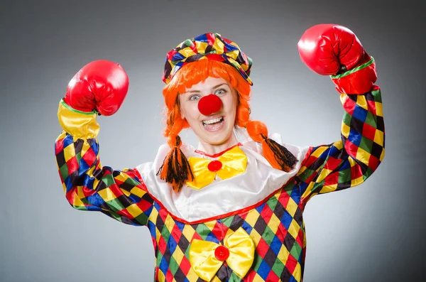 Lustiger Clown im komischen Konzept — Stockfoto