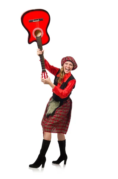 Mujer divertida en ropa escocesa con guitarra — Foto de Stock