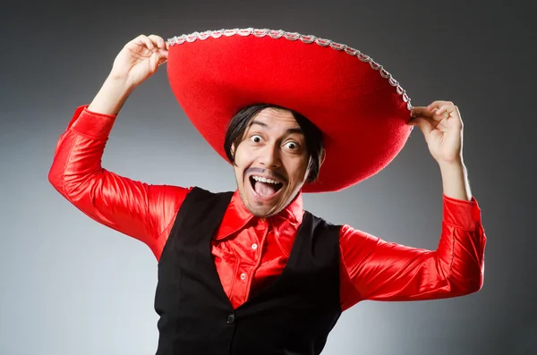 Person som bär sombrero hatt i roligt koncept — Stockfoto