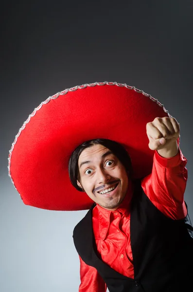 Person som bär sombrero hatt i roligt koncept — Stockfoto