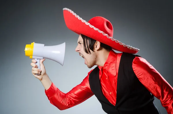 Persona que usa sombrero sombrero en concepto divertido — Foto de Stock