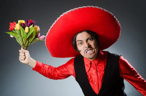 Person som bär sombrero hatt i roligt koncept — Stockfoto