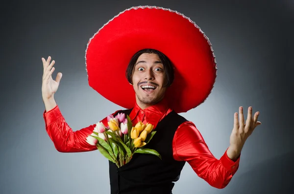 Personne portant un chapeau sombrero dans un concept drôle — Photo