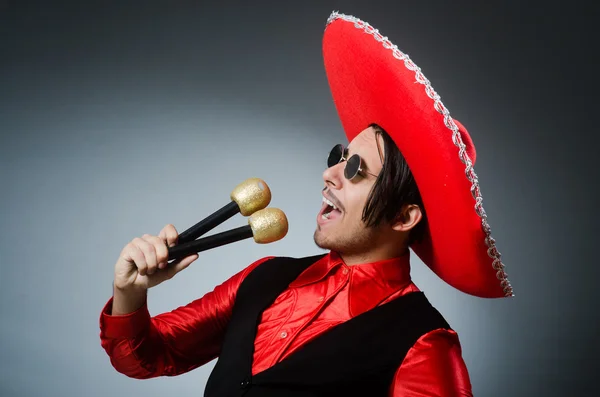 Person som bär sombrero hatt i roligt koncept — Stockfoto