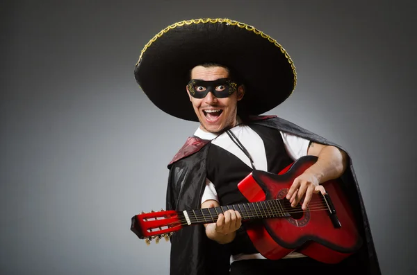 Persona che indossa cappello sombrero in concetto divertente — Foto Stock