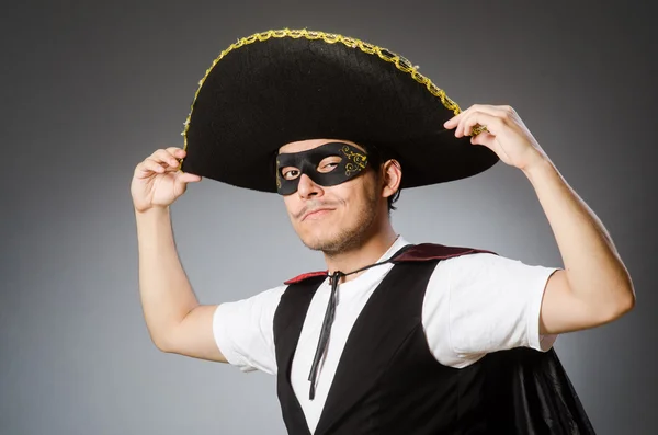 Person som bär sombrero hatt i roligt koncept — Stockfoto