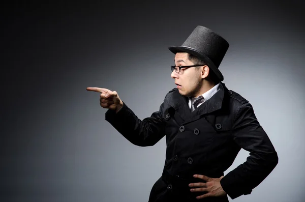 Joven con abrigo negro y sombrero contra gris —  Fotos de Stock