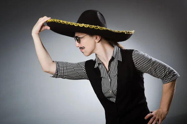 Personne portant un chapeau sombrero dans un concept drôle — Photo