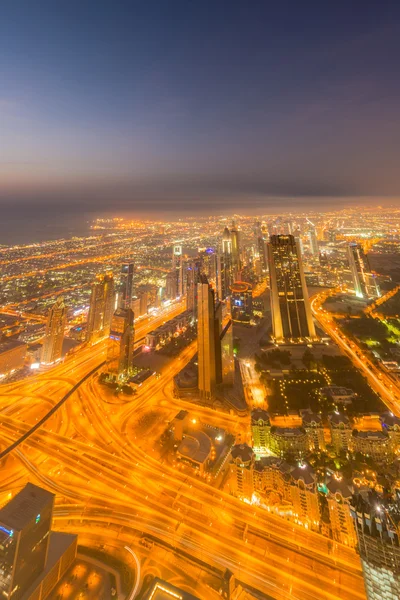 Panorama da noite Dubai durante o pôr do sol — Fotografia de Stock