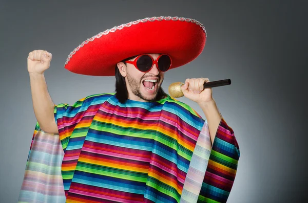 Ο άνθρωπος φορώντας σομπρέρο τραγουδώντας τραγούδι — Φωτογραφία Αρχείου