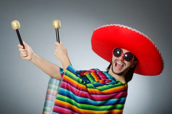 Uomo che indossa sombrero canto — Foto Stock