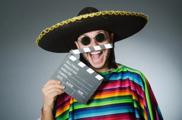 Messicano uomo con film bordo — Foto Stock