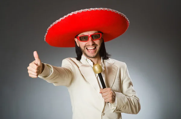 Person som bär sombrero hatt i roligt koncept — Stockfoto