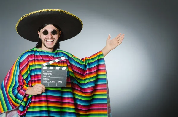 Homem mexicano com placa de filme — Fotografia de Stock