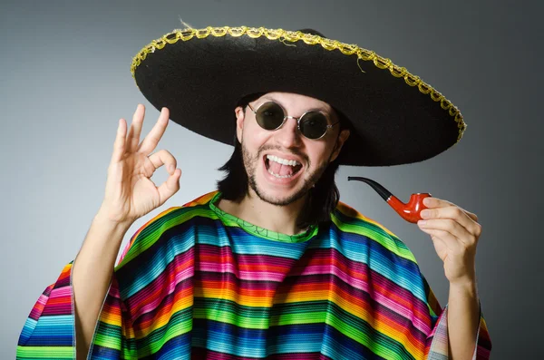 Mexikanska röka pipa bära sombrero — Stockfoto