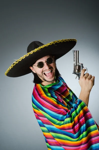 Mexikaner mit Waffe im Sombrero — Stockfoto