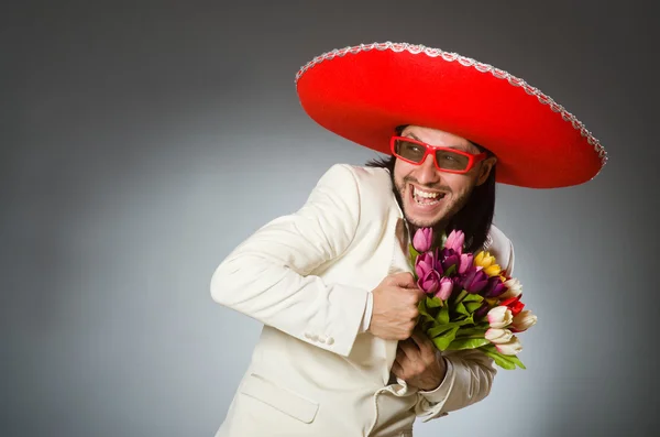 Person som bär sombrero hatt i roligt koncept — Stockfoto