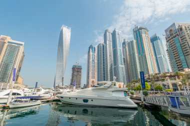 Dubai - 9 Ağustos 2014: Dubai Marina bölgesi, 9 Ağustos, BAE. Dubai, Orta Doğu 'da hızla gelişen bir şehirdir.